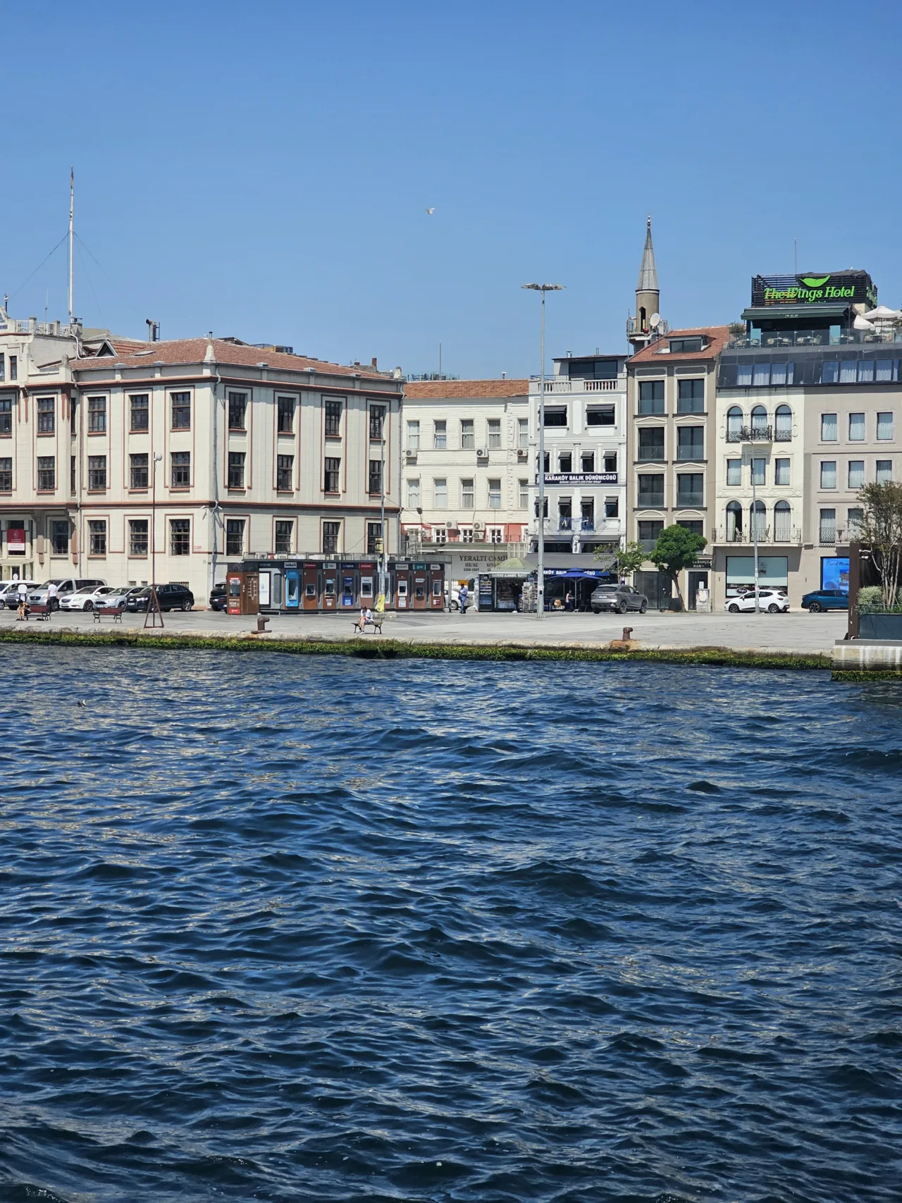 Edificios históricos de la ribera de Karaköy vistos desde el agua.