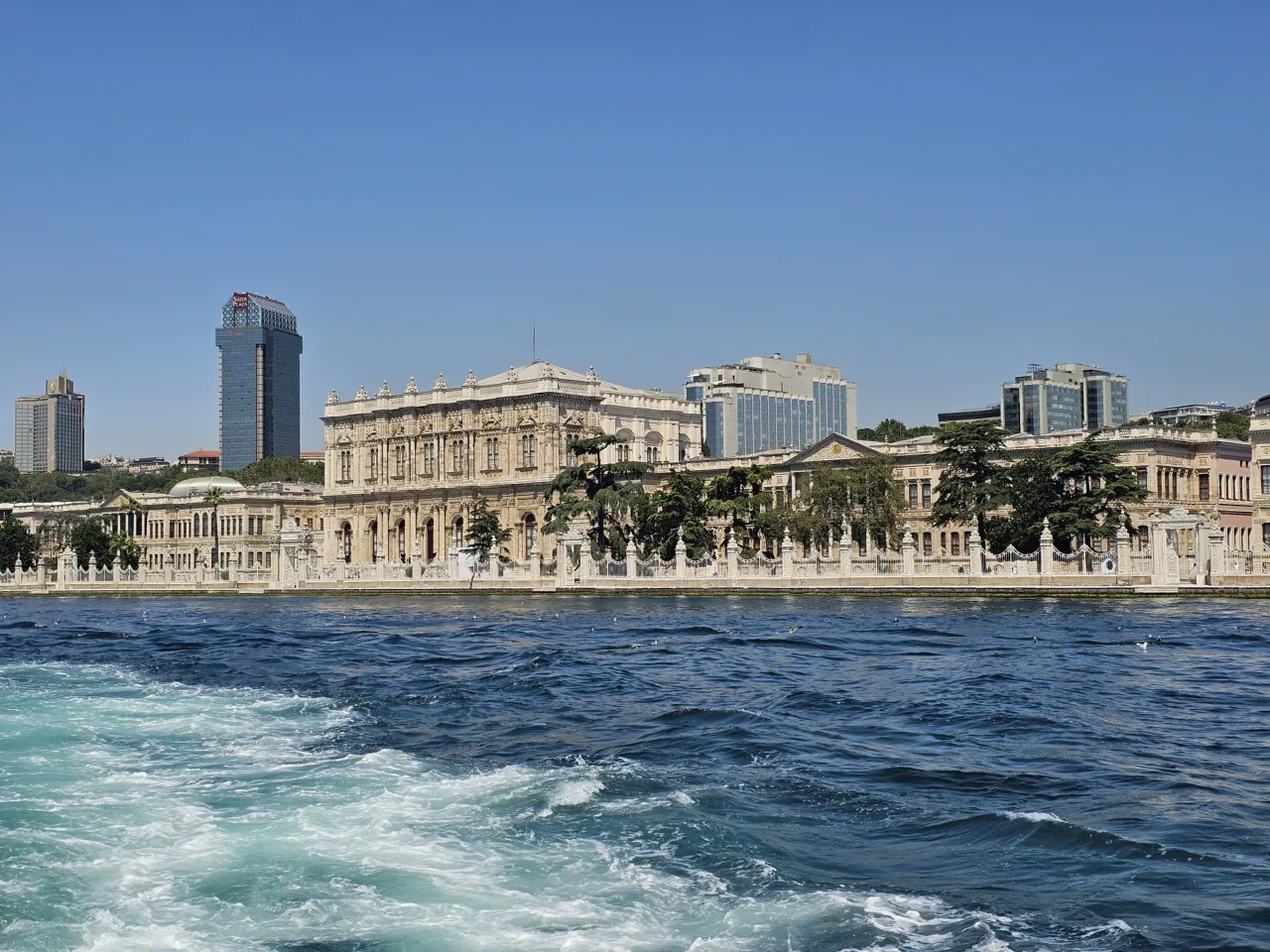Fachada del palacio de Dolmabahçe junto al Bósforo, vista desde el agua.