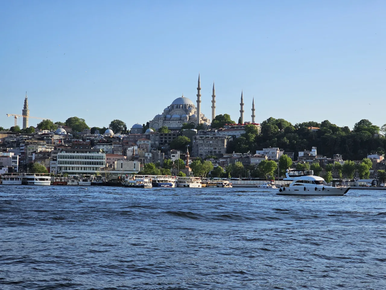 Mezquita de Süleymaniye y edificios de la orilla vistos desde el Cuerno de Oro.
