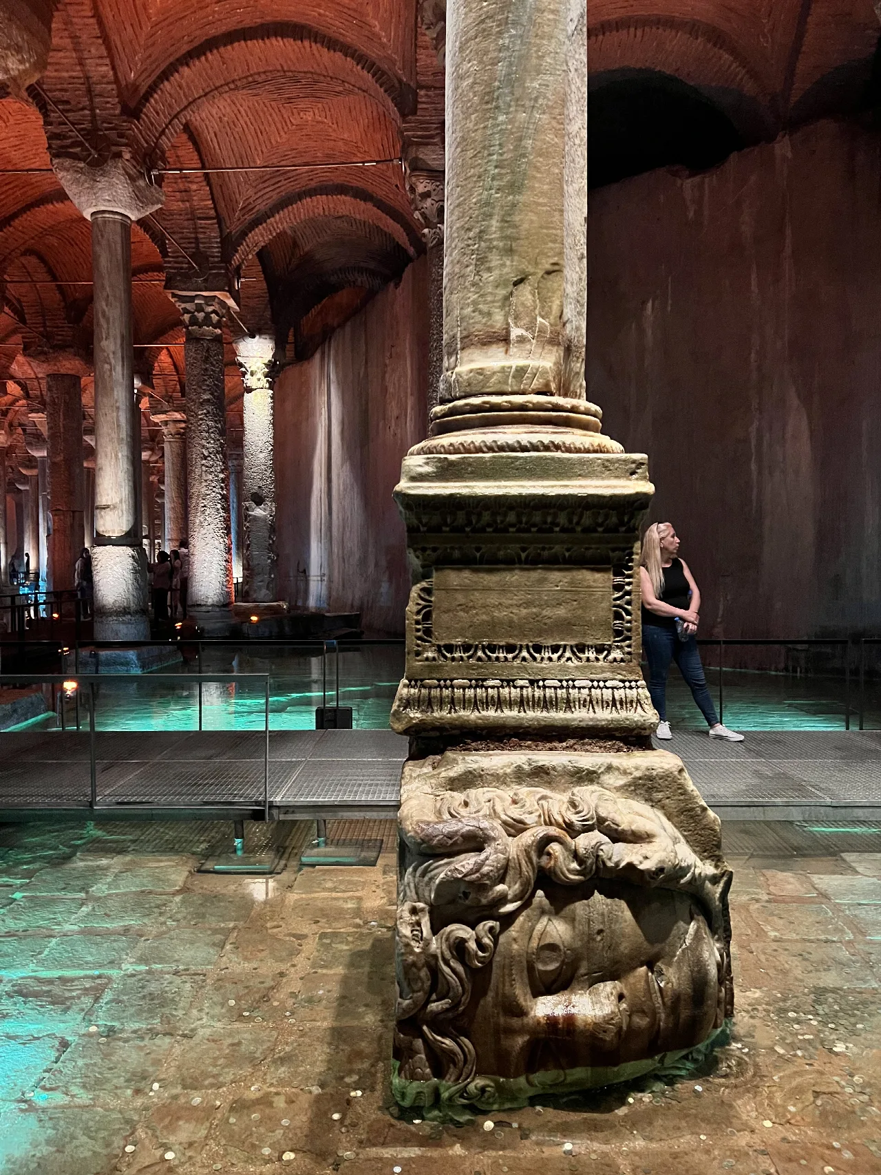 Cabeza de Medusa reutilizada como base de columna en la Cisterna Basílica.