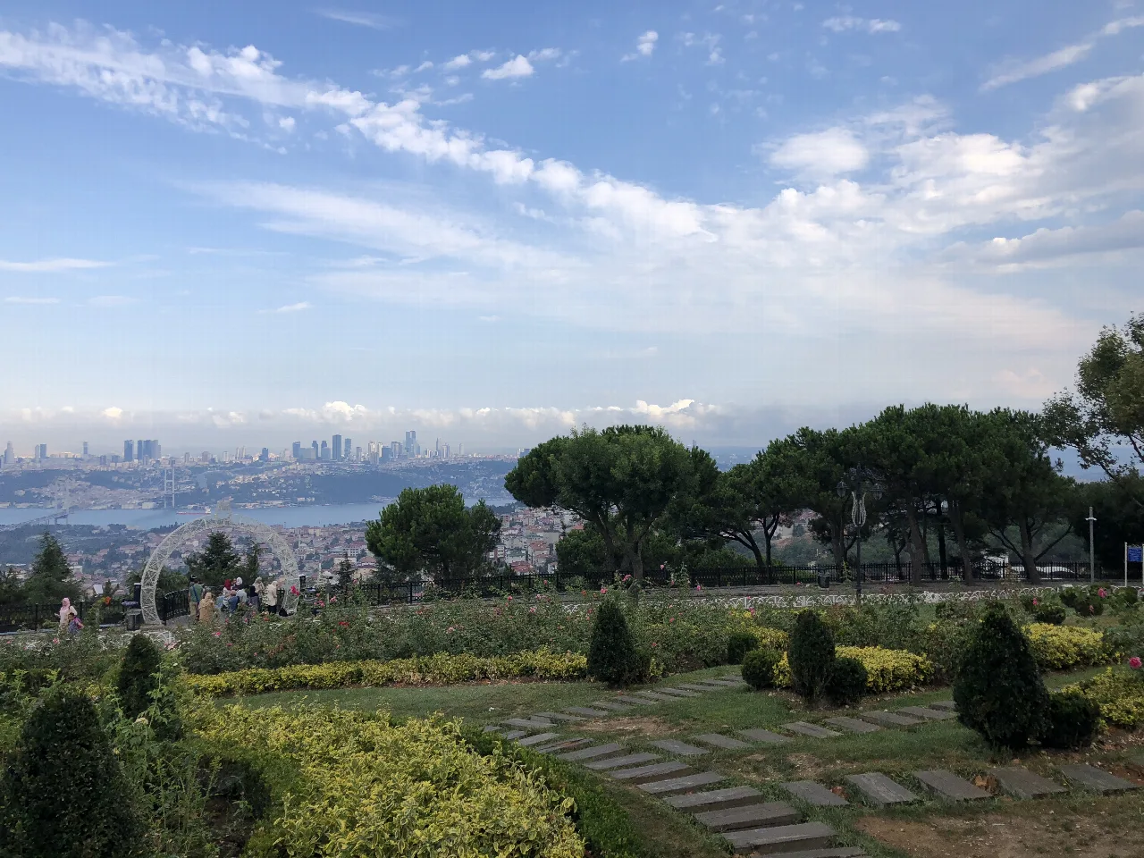 Vista panorámica del Bósforo y de Estambul desde la colina de Çamlıca.