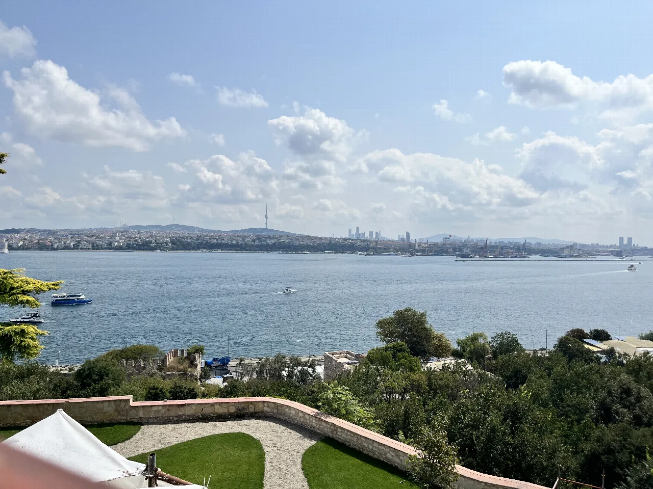 Vista del agua y la orilla asiática desde los jardines de Topkapı.