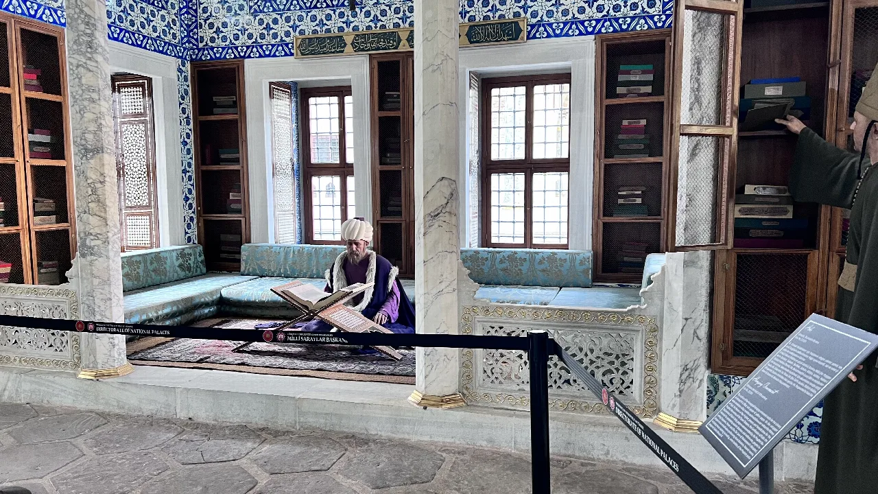 Biblioteca del palacio de Topkapı, con azulejos, estanterías y mobiliario histórico.