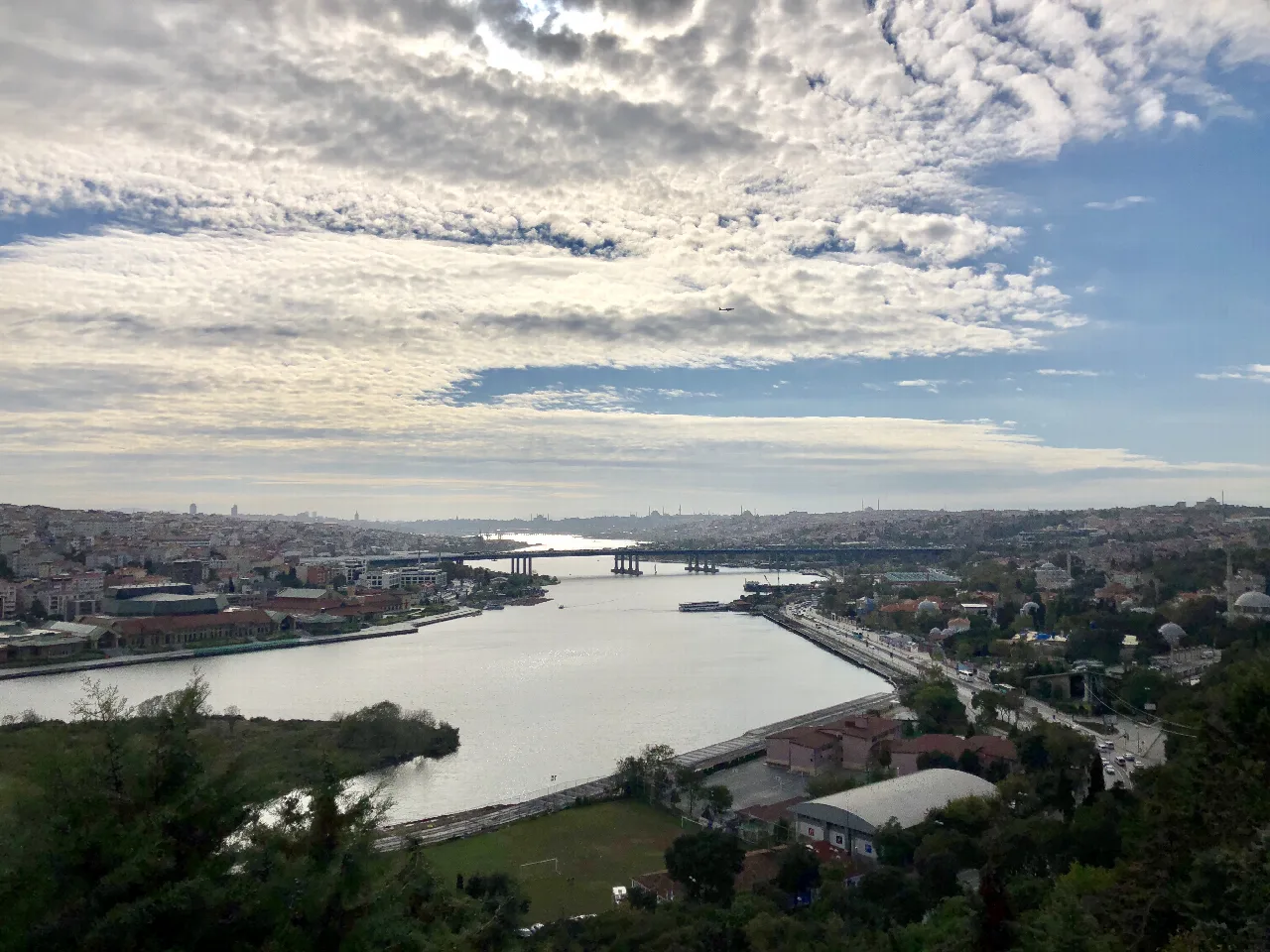 Panorama del Cuerno de Oro, sus puentes, colinas y barrios históricos.