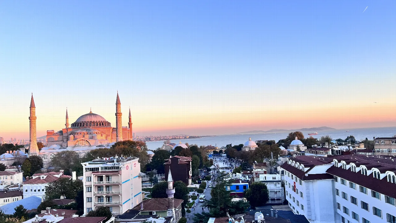 Santa Sofía y los tejados de Sultanahmet con la luz del atardecer.