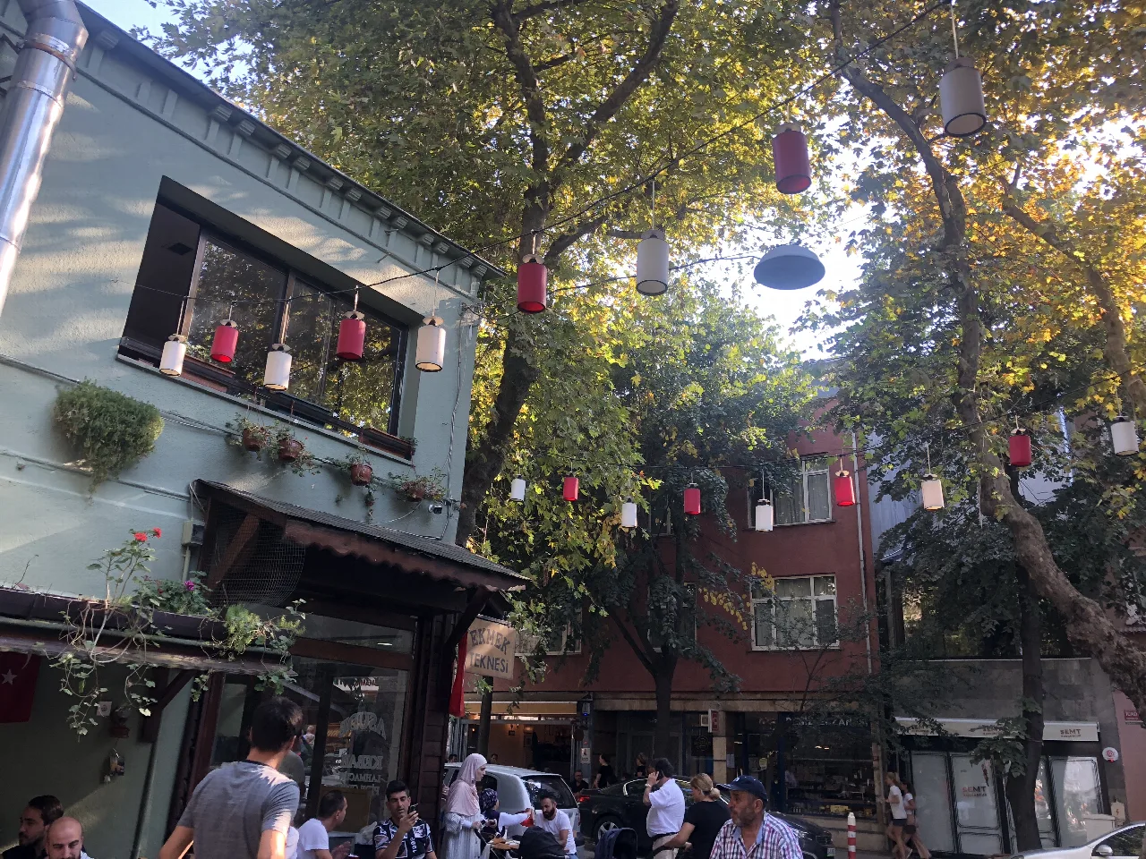Vida cotidiana entre terrazas, árboles y fachadas del barrio de Kuzguncuk.