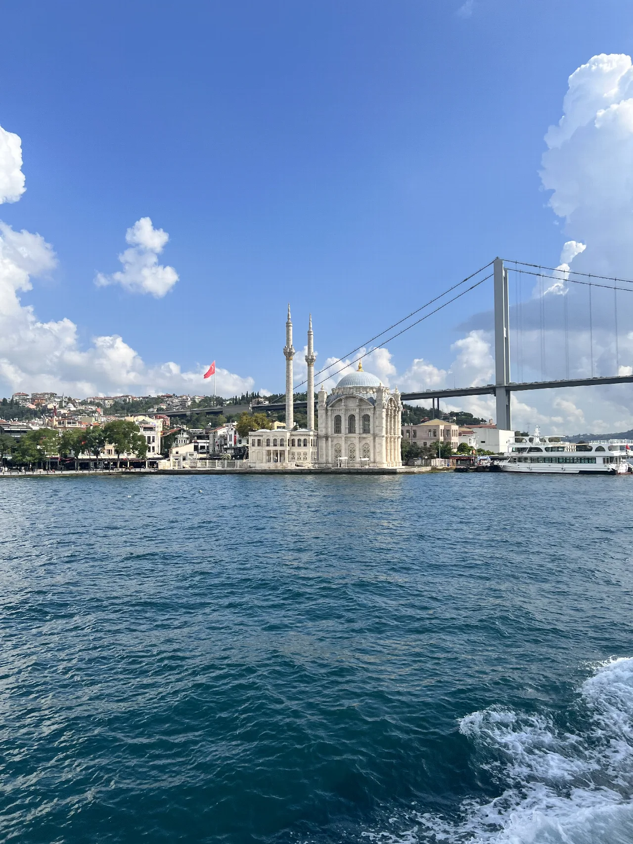 Mezquita de Ortaköy en la orilla del Bósforo bajo un cielo azul.