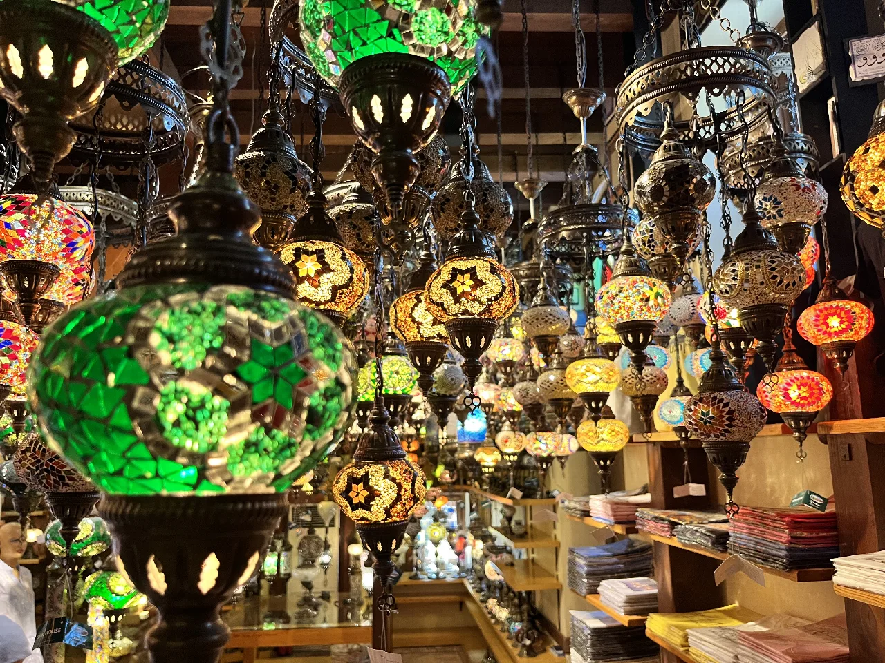 Lámparas de colores expuestas en una tienda del Gran Bazar.