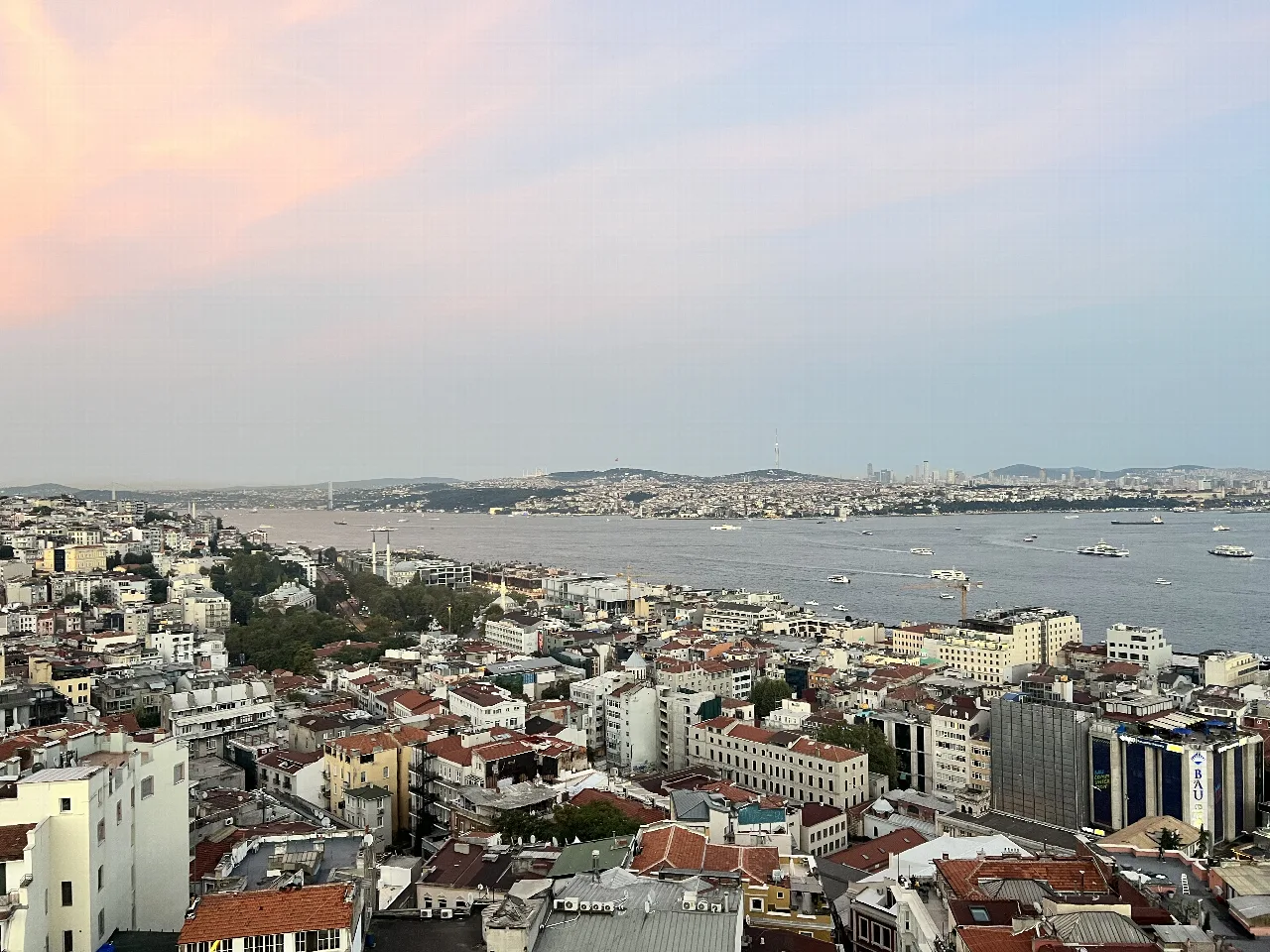 Panorama de tejados de Estambul con luz suave al atardecer.