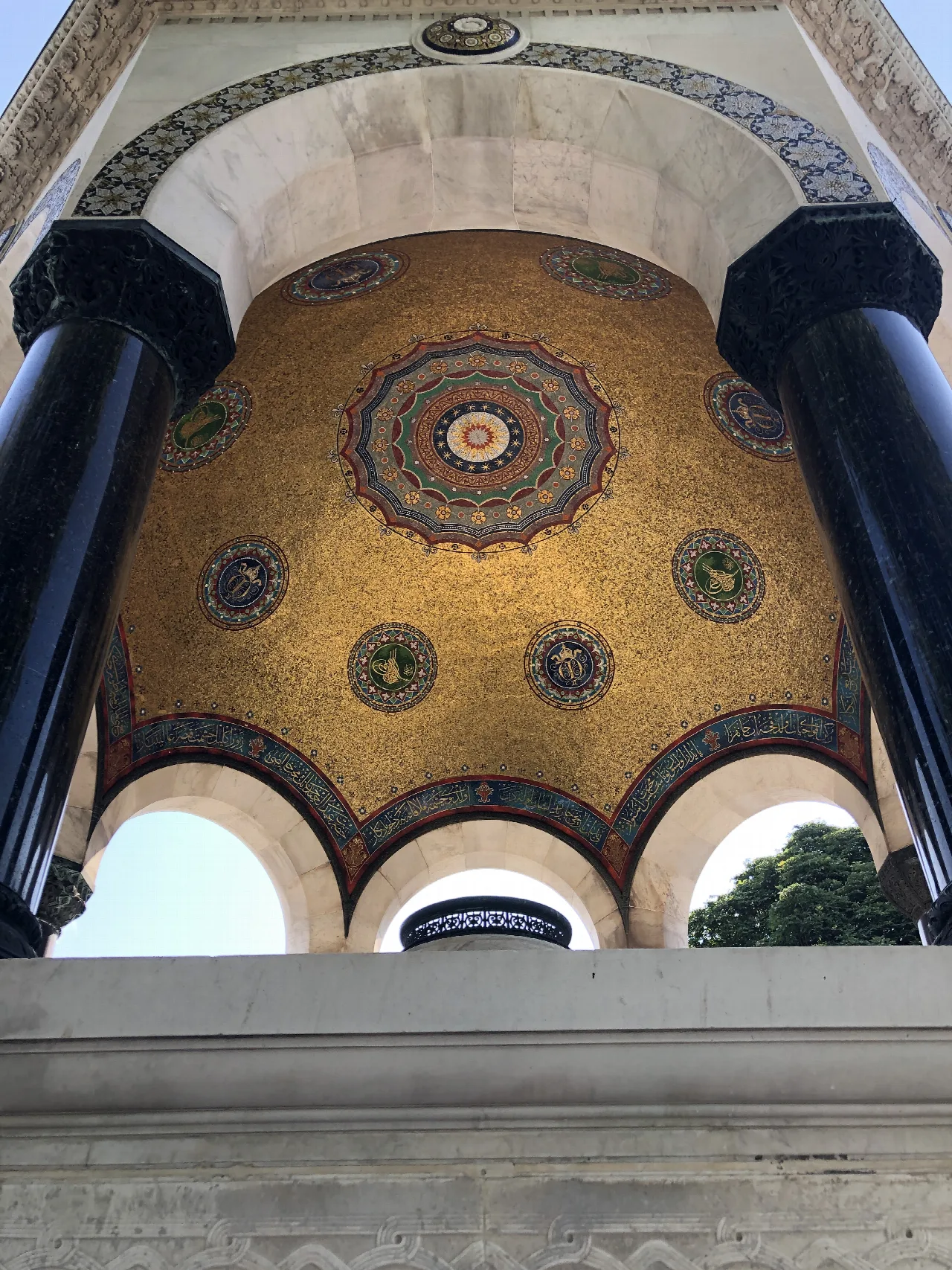Interior decorado de la cubierta de la Fuente Alemana de Sultanahmet.