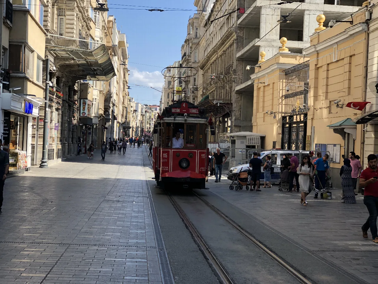 Tranvía rojo nostálgico recorriendo la calle İstiklal.