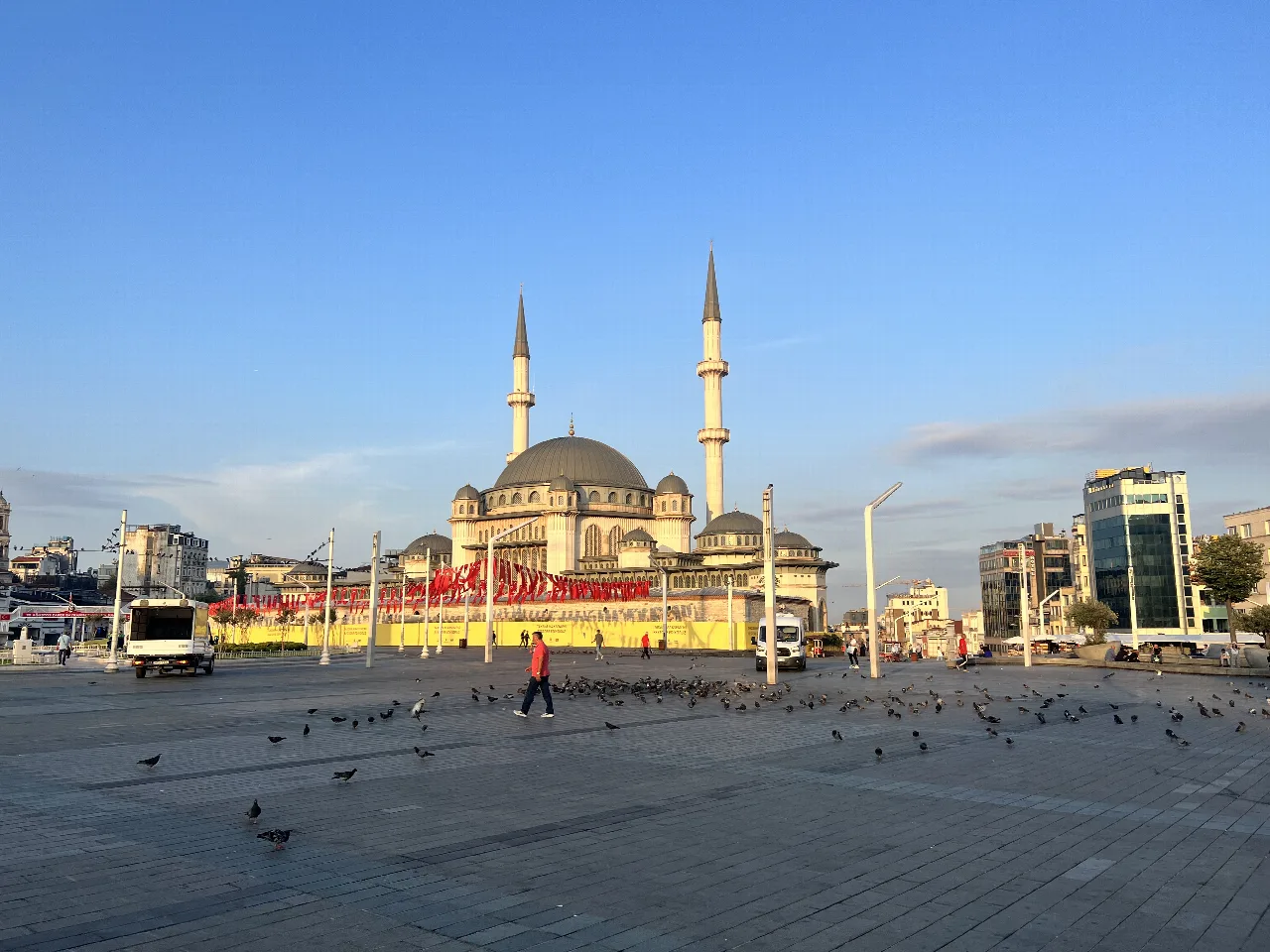 Plaza y fachada de la Mezquita Nueva en Eminönü.