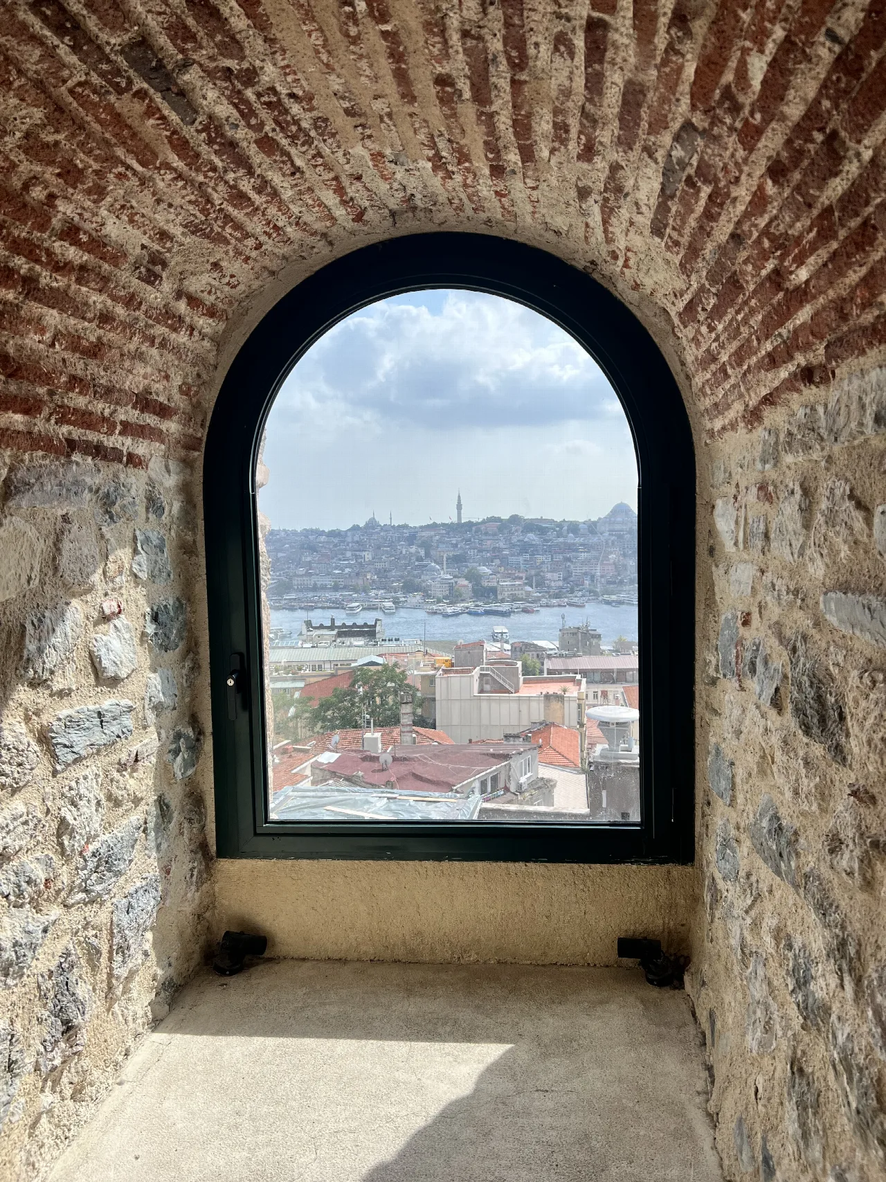 Vista de Estambul a través de una ventana de piedra en la Torre de Gálata.