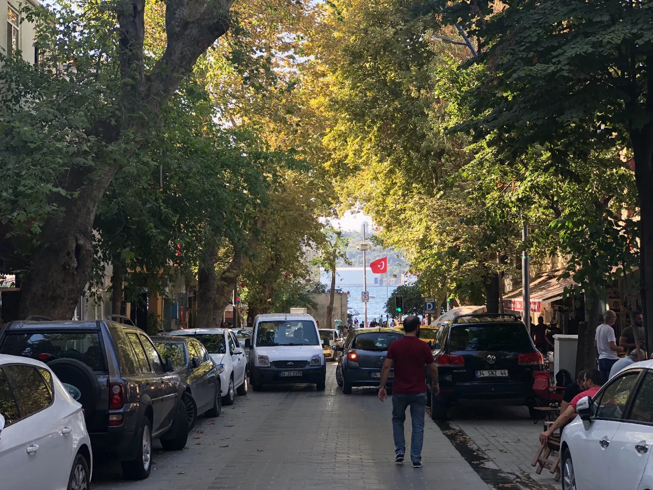 Calle de İcadiye en Kuzguncuk, con árboles y fachadas de barrio.