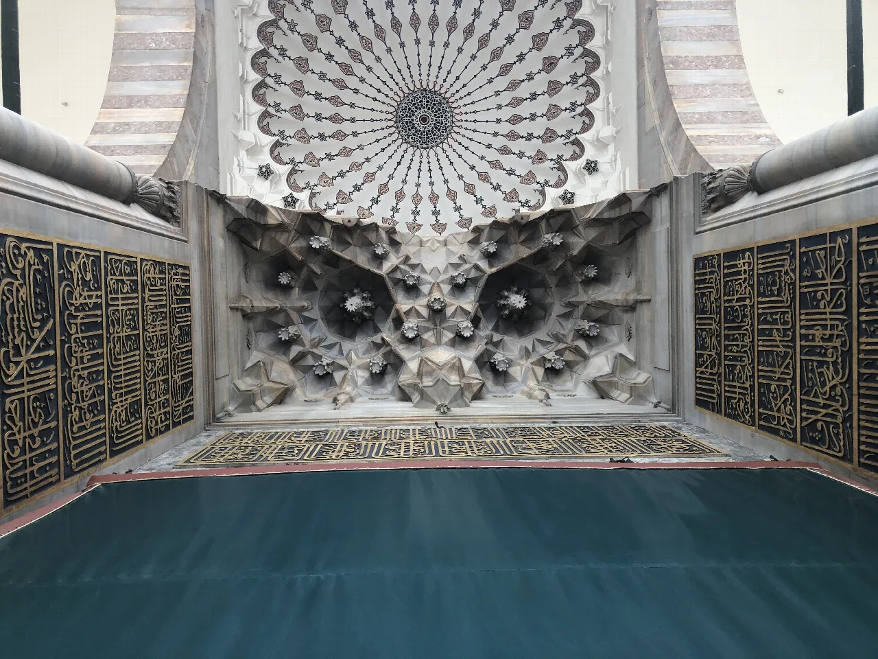 Detalle de piedra y caligrafía en la mezquita de Süleymaniye.