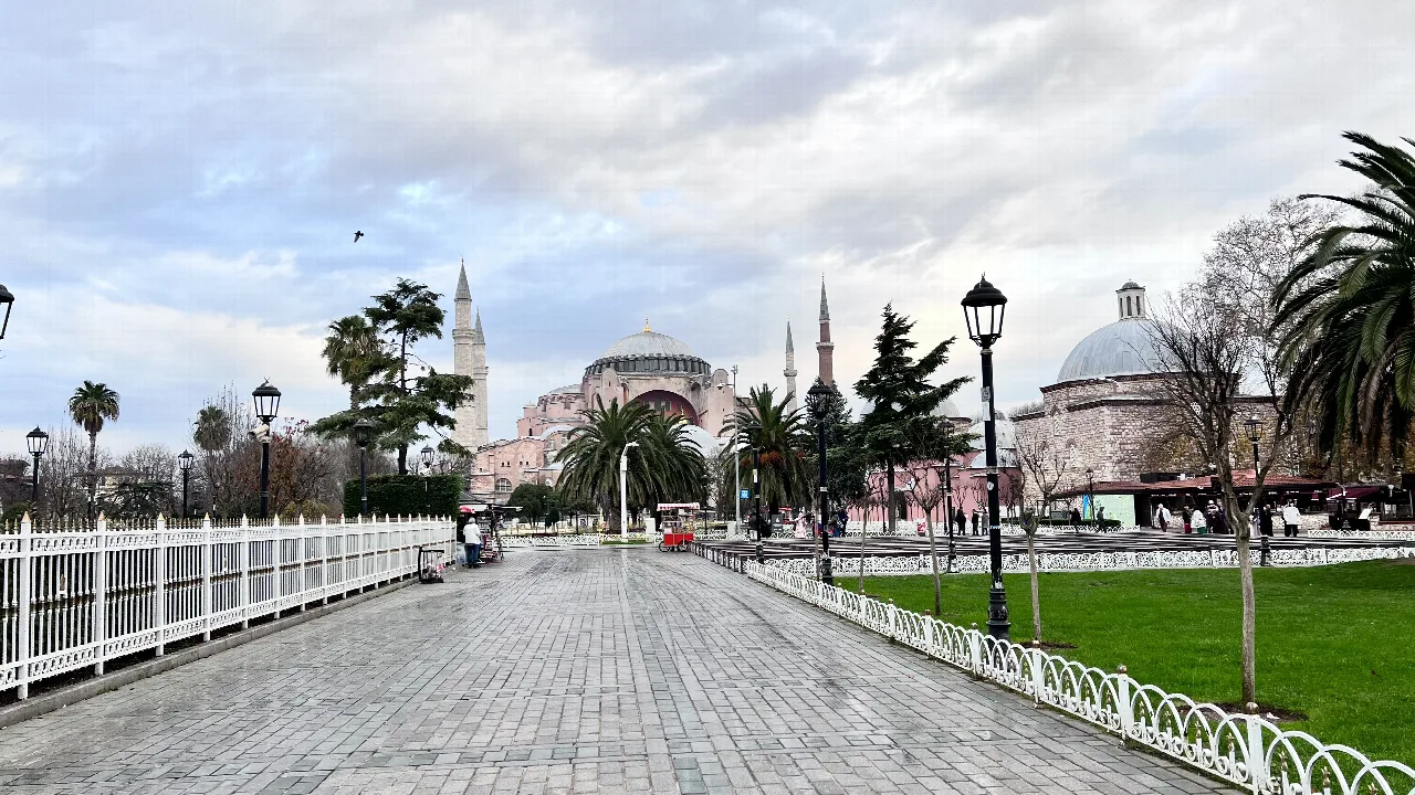 Jardín de Sultanahmet con Santa Sofía al fondo.