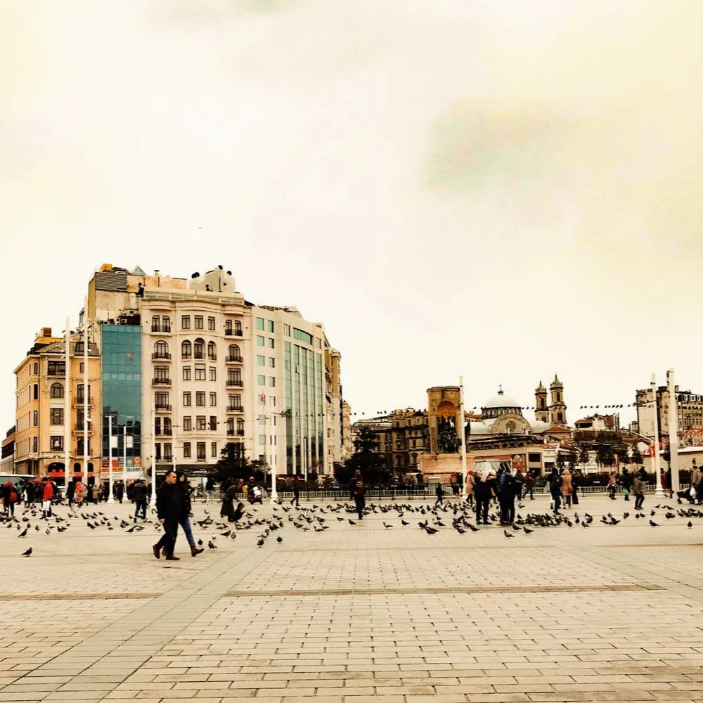 Fotografía de archivo de la plaza de Taksim y sus edificios.