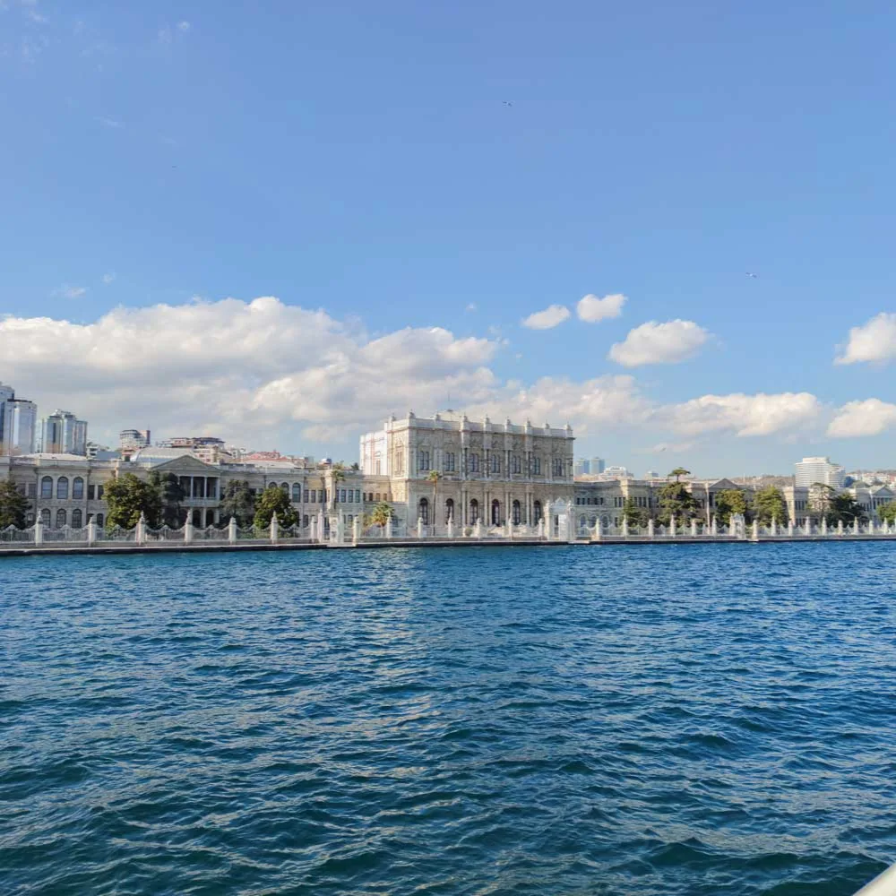 Fachada del Palacio de Dolmabahçe junto al agua del Bósforo.
