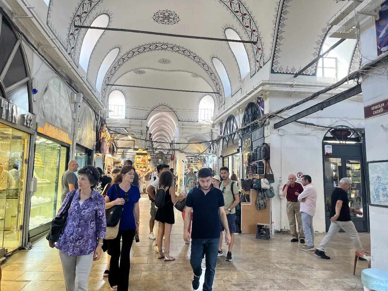 Pasillo abovedado del Mercado de las Especias con tiendas a ambos lados.