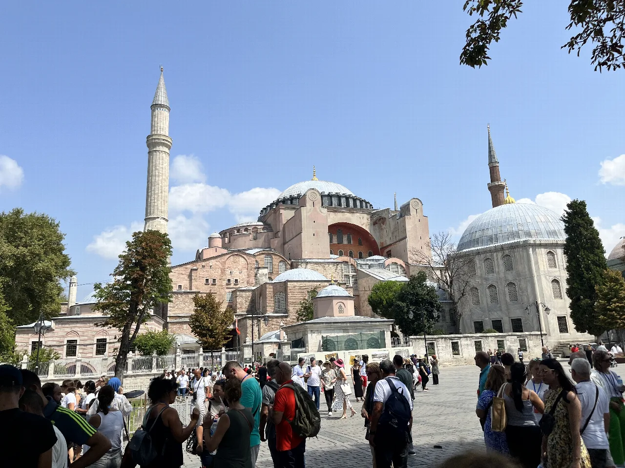 Santa Sofía con sus cúpulas y minaretes bajo un cielo azul.