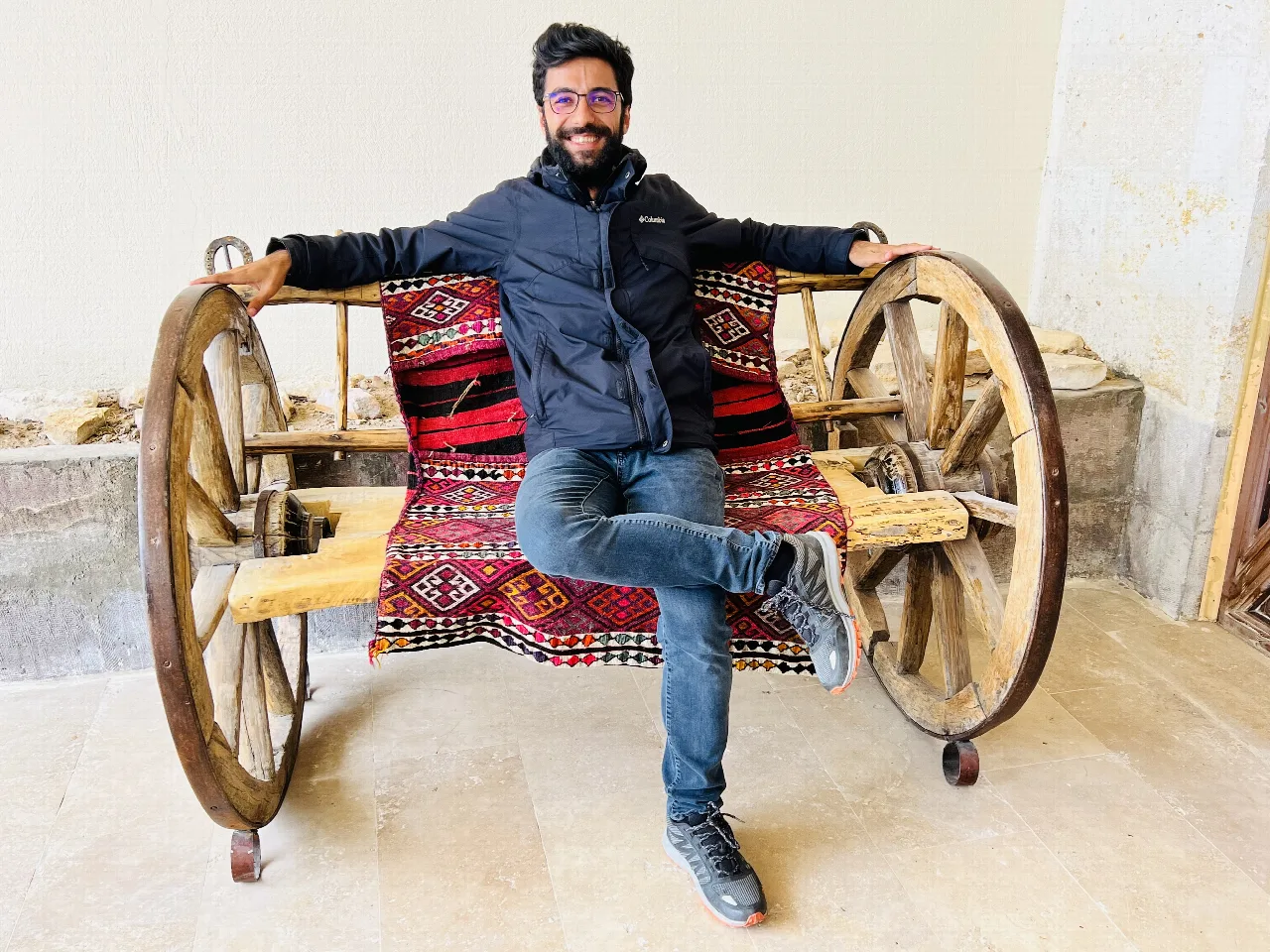 Sinan Topalı sentado en un banco tradicional durante un recorrido por Capadocia.