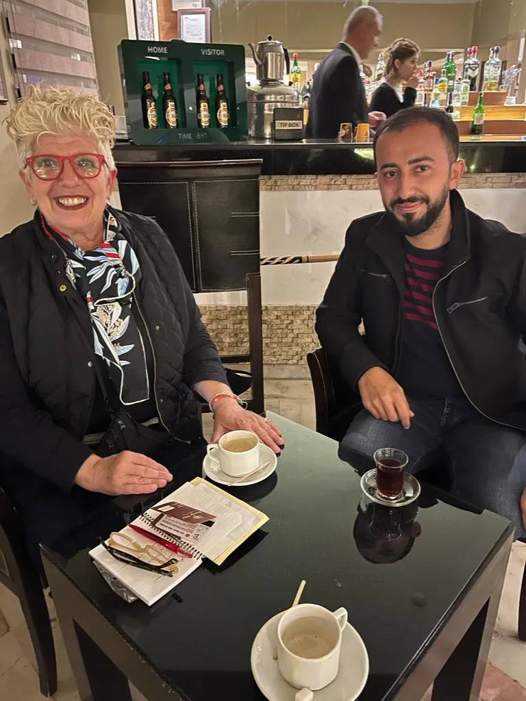 Sinan Topalı comparte una pausa para café y té con una viajera.