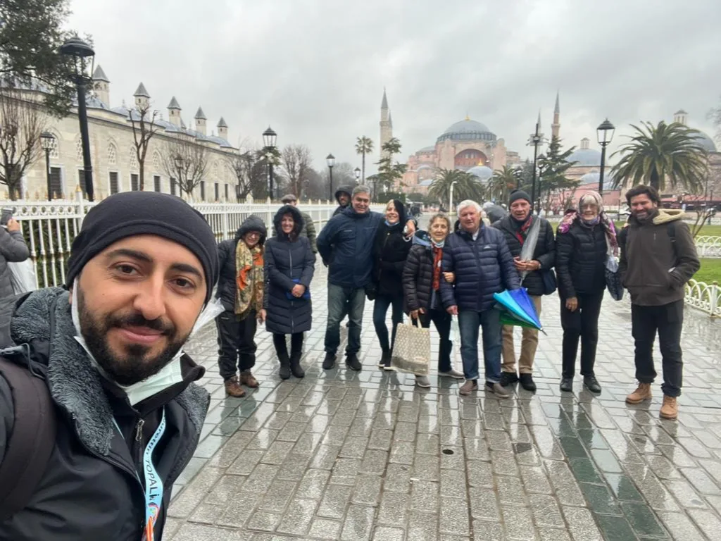 Sinan Topalı con un grupo de visitantes en Sultanahmet, con Santa Sofía al fondo.