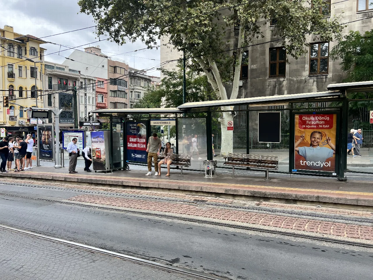 Parada y vía del tranvía T1 en el centro de Estambul.